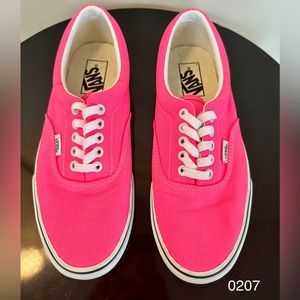 Neon Pink classic VANS men’s 7.5 / women’s 9 (0207)